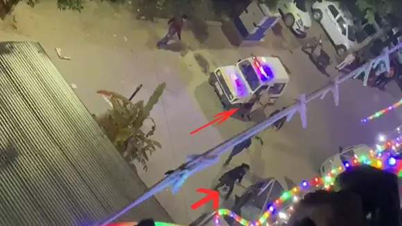 VIDEO: दिवाली के दिन जब दिल्ली पुलिस दिखाई दी बेबस, महिलाओं संग पुरुषों ने गाड़ियों में की तोड़फोड़