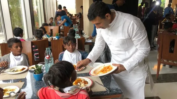 मध्य प्रदेश में मंत्री जीतू पटवारी ने गरीब और अनाथ बच्चों के साथ मनाई दिवाली