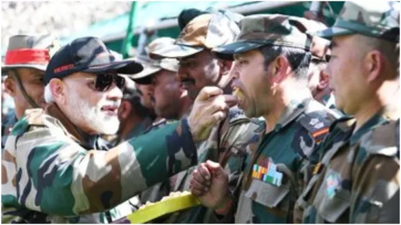 एक कसक है कि पाक (Pakistan) ने कश्मीर (Kashmir) के एक हिस्से को कब्जा रखा है, जवानों के साथ दिवाली मनाते हुए पीएम मोदी (PM Modi) बोले