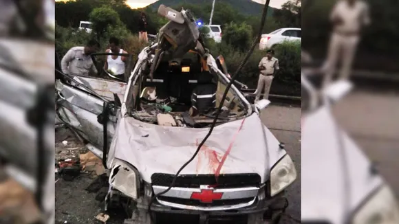 इंदौर में तेज रफ्तार दो कार आमने सामने भिड़ीं, 6 लोगों की मौत