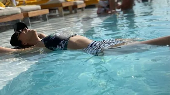 Swimming Pool में मजे कर रही हैं सनी लियोन, शेयर की हॉट तस्वीरें