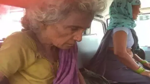 बुखार में तप रही 80 साल की बूढ़ी मां को रेलवे स्टेशन पर छोड़ गई औलाद