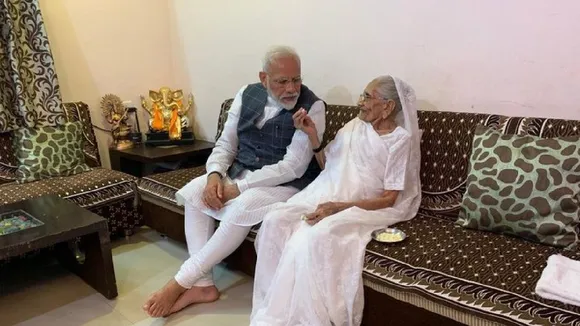 गुजरात: सरदार वल्लभभाई पटेल जयंती से पहले पीएम मोदी ने लिया मां का आशीर्वाद, आज जाएंगे स्टैच्यू ऑफ यूनिटी
