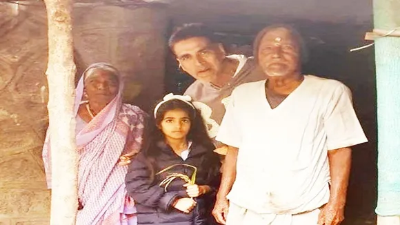 अक्षय कुमार अपनी बेटी के साथ गरीब दंपति के घर खाई गुड़ और रोटी, तस्वीर शेयर कर कही ये बात