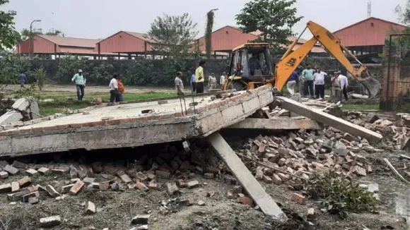 योगी राज में ढहा गोरखपुर के बीजेपी पार्षद का अवैध कब्जा