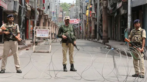 कश्मीरियों ने मोदी सरकार से पूछा कि कौन खुश है यहां