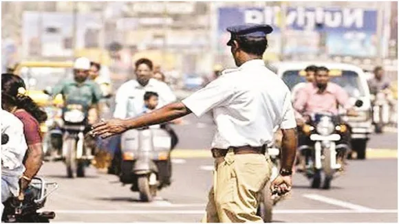 यूपी- अब दोपहिया पर बैठना है तो लगाना होगा हेलमेट, चार साल से बड़े बच्चे के लिए भी अनिवार्य