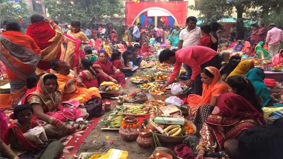Chhath Puja 2019: बिहार समेत देश के कई हिस्सों में व्रतियों ने डूबते सूर्य को दिया अर्घ्य, देखें PHOTOS