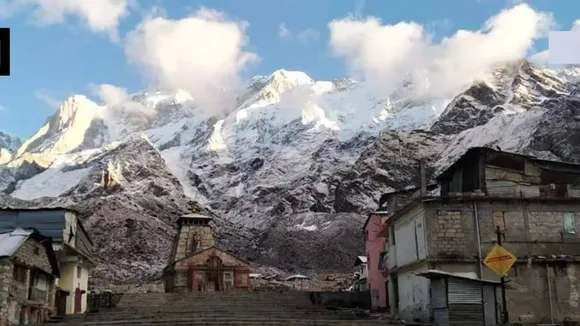 उत्तराखंड में बर्फबारी की शुरुआत, सफेद हुईं केदारनाथ और बद्रीनाथ की पहाड़ियां