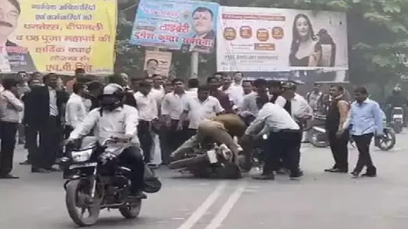 दिल्ली के बाद अब उत्तर प्रदेश में भी पुलिस-वकील भिड़े, SSP ऑफिस पर किया पथराव