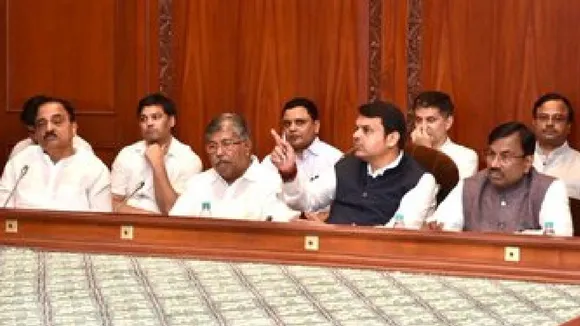 क्‍या नरम पड़ गए शिवसेना के तेवर, किसानों के मुद्दों पर हुई बैठक में शामिल हुए मंत्री