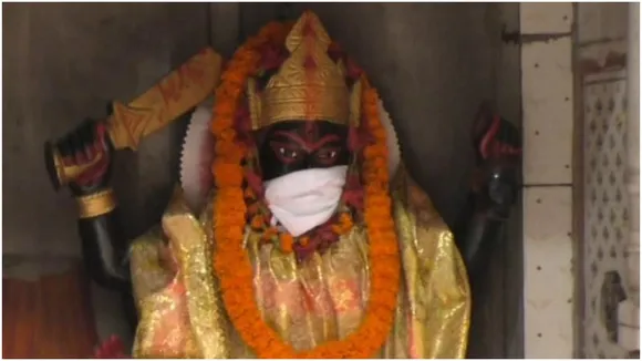 भगवानों को प्रदूषण से बचाने के लिए पीएम नरेंद्र मोदी के क्षेत्र वाराणसी में पहनााए जा रहे मास्क