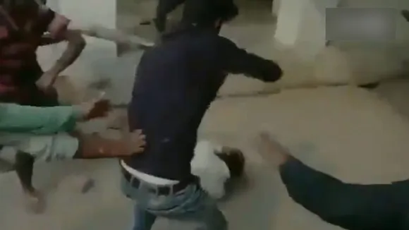 प्रिंसिपल के कमरे में छिपा था टीचर, उपद्रवियों ने उसे बाहर निकाल कर जमकर पीटा, देखें VIDEO