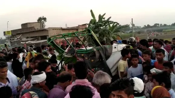 ऑटो और कार में आमने-सामने की भयंकर भिड़ंत, एक ही परिवार के 6 लोगों की मौत