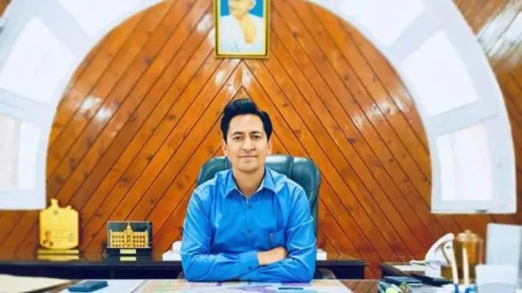 खुले में पेशाब करते हुए युवक को IAS दीपक रावत ने पकड़ा, जानें फिर क्या हुआ