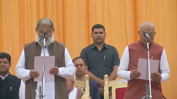 हरियाणा (Haryana) में मनोहर लाल खट्टर (Manohar Lal Khattar) मंत्रिपरिषद का पहला विस्तार, 10 मंत्रियों ने ली शपथ
