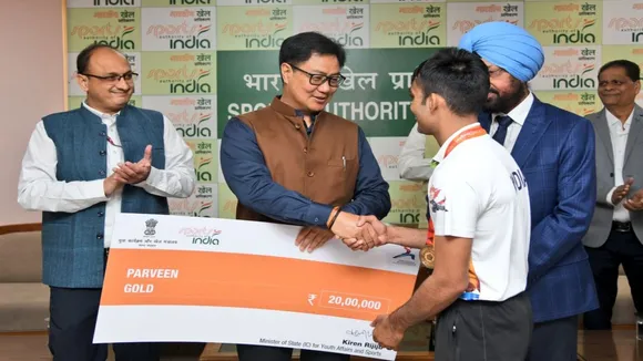 विश्व वुशु चैंपियनशिप में पदक जीतने वाले खिलाड़ियों पर हुई पैसों की बारिश, खेल मंत्री ने किया सम्मानित