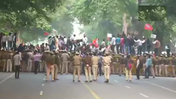 दिल्ली में कांग्रेस मुख्यालय के बाहर बीजेपी का प्रदर्शन, पुलिस ने कई प्रदर्शनकारियों को हिरासत में लिया