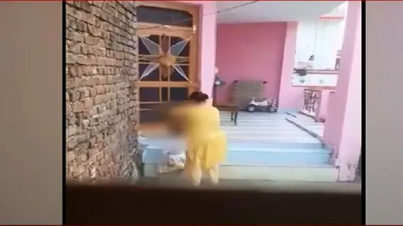 बच्ची को बेरहमी से पीट रही थी मां, बाप बना रहा वीडियो, दोनों गिरफ्तार
