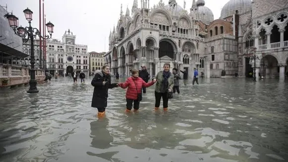 Italy: एक हफ्ते में तीसरी बार बाढ़ से बेहाल हुआ वेनिस