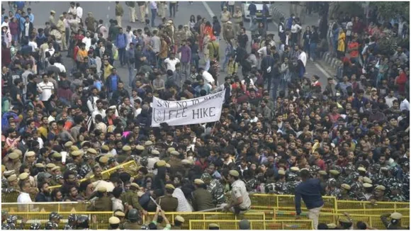 JNU Student Protest : धरने पर बैठे छात्रों पर पुलिस ने भांजीं लाठियां, कई छात्र घायल