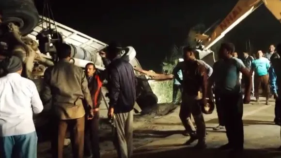 यूपी में तेज रफ्तार टूरिस्ट बस पलटी, 5 लोगों की मौत, यात्री बोले- ड्राइवर ने पी रखी थी शराब