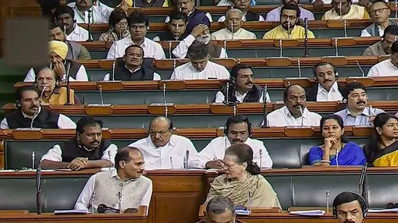दिल्‍ली के प्रदूषण से फेफड़े ही नहीं, गायकों के सुर भी बिगड़ रहे हैं