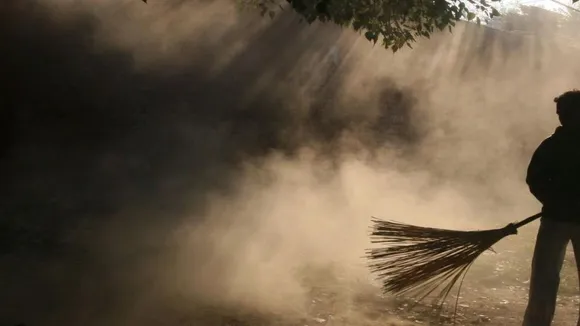 सफाई कर्मचारियों ने जागरुकता फैलाने के लिए अपनाया ऐसा तरीका, जानकर हो जाएंगे हैरान
