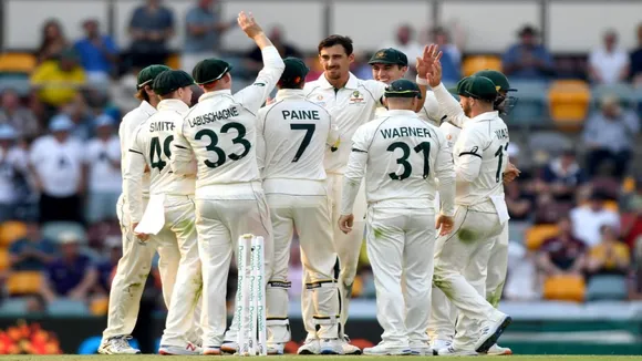 AUS vs PAK: ऑस्ट्रेलिया के सामने पाकिस्तान ने घुटने टेके, 240 रनों पर सिमटी पहली पारी