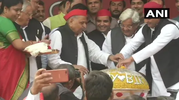 Happy Birthday Mulayam : अखिलेश के साथ प्रदेश कार्यालय पर काटा 81 किलो लड्डू से बना केक