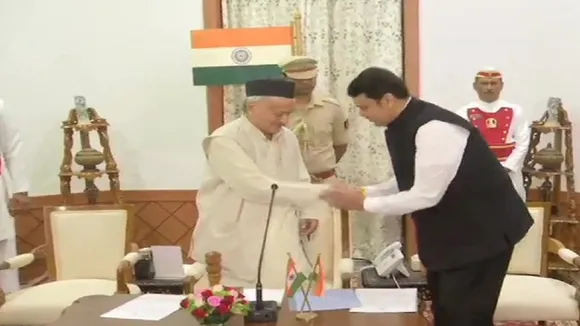 महाराष्ट्र में सरकार बनने पर ट्विटर (Twitter) पर छिड़ी War, शरद पवार ने कहा कि वो सरकार के साथ नहीं