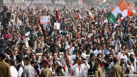 पटना में कांग्रेस के 'जनवेदना मार्च' पर पुलिस ने किया लाठीचार्ज,दागे आंसू गैस के गोले