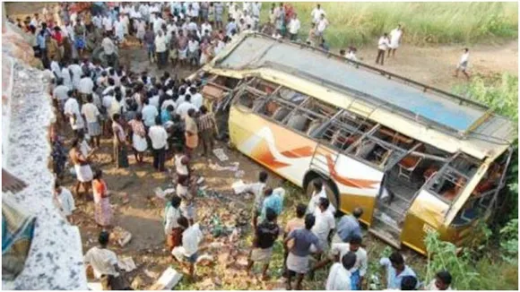 UP-बांदा में बस और ट्रक की टक्कर, 9 लोगों की मौत, परिजनों को 5 लाख मुआवजा