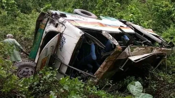 यात्रियों से भरी बस अचानक फिसलकर गिरी खाई में, 10 की मौत, 20 घायल
