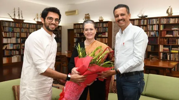 सोनिया गांधी और मनमोहन सिंह से मिले आदित्य ठाकरे, उद्धव के शपथ ग्रहण समारोह के लिए आमंत्रित किया
