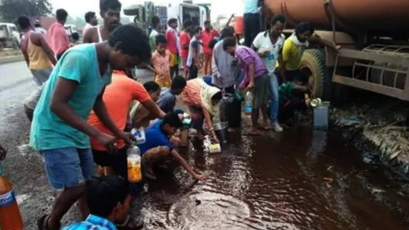 Shocking: टैंकर और ट्रक में हुई जोरदार टक्‍कर, घायलों की मदद के बजाए पेट्रोल लूटने लगे लोग