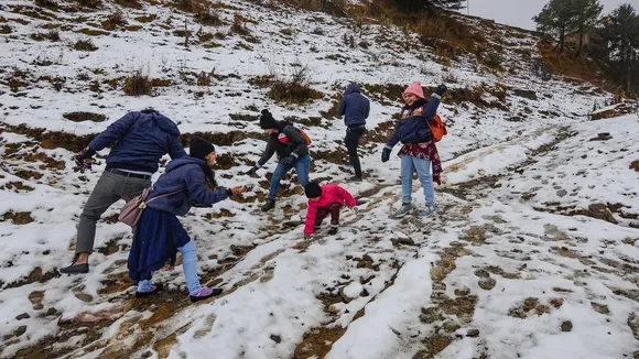 पहाड़ों पर बर्फबारी, ठिठुर रहे मैदान, सैलानियों के चेहरे खिले, स्‍कूल बंद