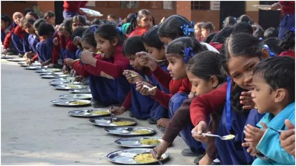 मिड-डे मील: एक लीटर दूध 80 बच्चों में कैसे बांटा, VIDEO में देखें