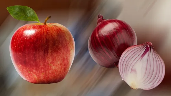अरे ये क्या हो गया, सेब (Apple) से भी दोगुना हो गया प्याज (Onion) का दाम