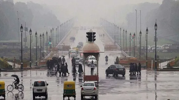 दिल्ली में बारिश और तेज हवाओं ने बढ़ाईं कंपकंपी, प्रदूषण से भी मिली राहत