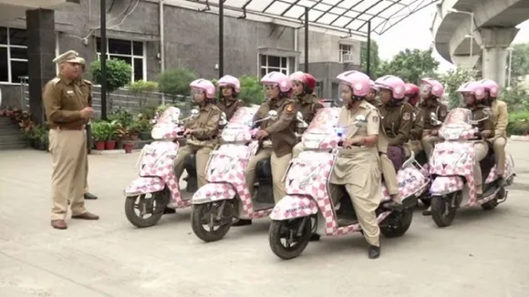Women Safety: अब राजधानी में मनचलों की खैर नहीं, दिल्ली की सड़कों पर दौड़ेगी महिला पुलिस की 'पिंक स्कूटी'