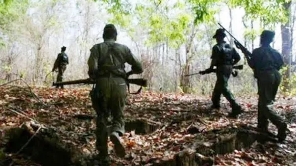 Jharkhand Poll: मतदान के बीच नक्सलियों ने किया हमला, उड़ाया पुल
