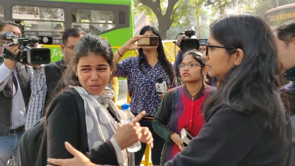 दिल्ली: महिलाओं के प्रति बढ़ते अपराध के खिलाफ युवती का संसद के सामने प्रदर्शन, पुलिस ने की मारपीट