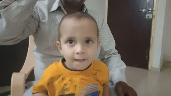 Viral Video: अपार्टमेंट की तीसरी मंजिल से गिरा बच्चा, लोगों ने ऐसे बचाई जान