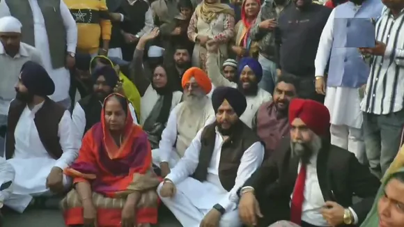 पंजाब पुलिस ने लड़कियों से छेड़खानी के खिलाफ चलाया अभियान, तो खफा अकाली दल ने किया प्रदर्शन