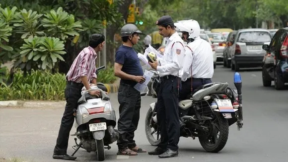 अब हेलमेट न लगाने और ट्रिपलिंग करने पर नहीं लगेगा जुर्माना