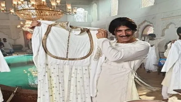 बाथरूम साफ करने के बाद अब कपड़े धोते नजर आएंगे अक्षय कुमार, यकीन न हो तो देखें तस्वीर