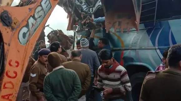 मध्य प्रदेश के रीवा में भीषण सड़क हादसा, बस और ट्रक की टक्कर में 10 लोगों की मौत