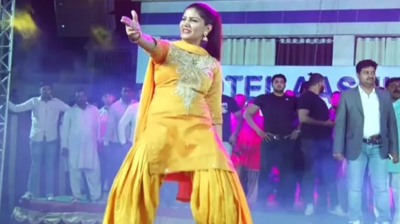 Video: सपना चौधरी (Sapna Chaudhary) के ठुमकों से लोग हुए घायल, 'गोली चल जावेगी' पर किया स्टेज तोड़ डांस