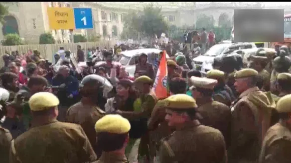 उन्नाव रेप और हत्याकांड के विरोध में बीजेपी कार्यालय के बाहर धरना दे रहे कांग्रेसियों पर लाठीचार्ज